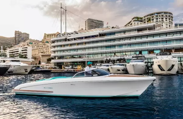 Cmo es por dentro el barco elctrico de Riva que seduce a los ecologistas