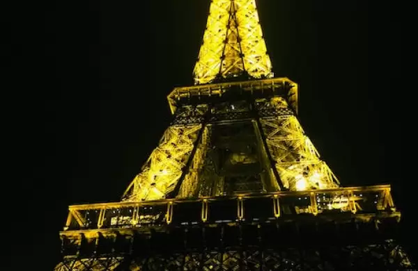 Crisis energética: París apaga las luces de la Torre Eiffel