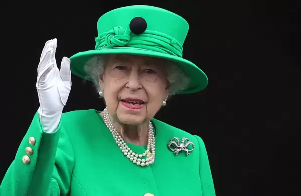 El poder de la moda y una reina que vestía demasiado