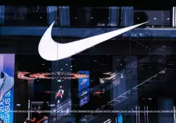 Nike defrauda:  present resultados financieros y sus acciones se desplomaron