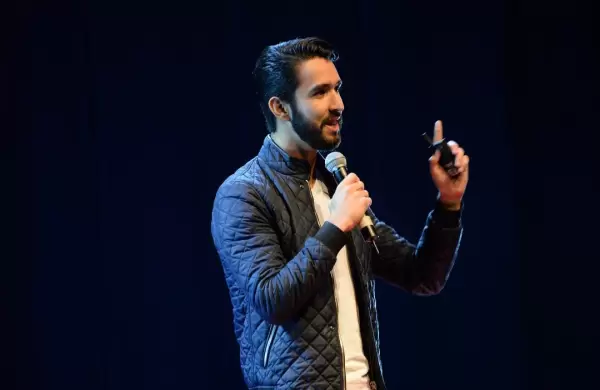 Los tips de Paco Bentez, el joven que ensea a CEOs y empresarios a hablar en pblico