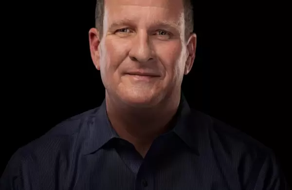 Así es Rob Hale, el magnate que está regalando un millón de dólares por semana