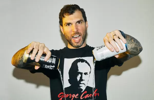 Agua en lata y "muerte al plstico": Las claves del ex director creativo de Netflix para que su nueva empresa valga 700 millones de dlares