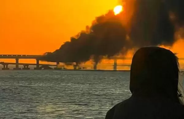 Un puente clave para el plan bélico de Putin voló por los aires: el Kremlin acusa a Ucrania