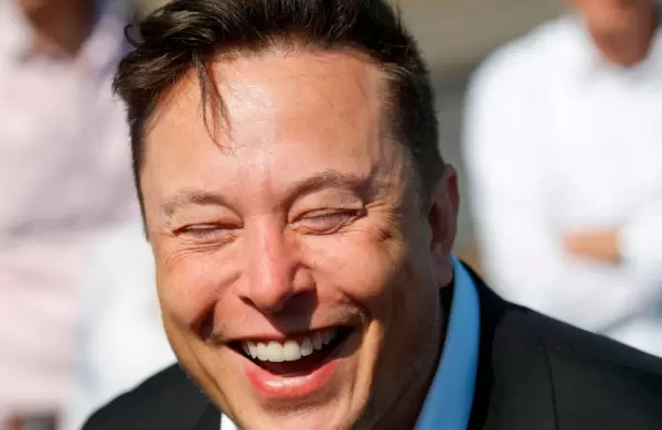 Otra extravagante semana de Elon Musk: despidos en Twitter, vínculos con Rusia y chistes con Kanye West