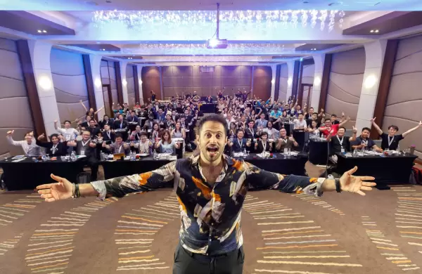 Fue consultor del best seller "Los secretos de la mente millonaria" y revela las claves ocultas para atraer el dinero