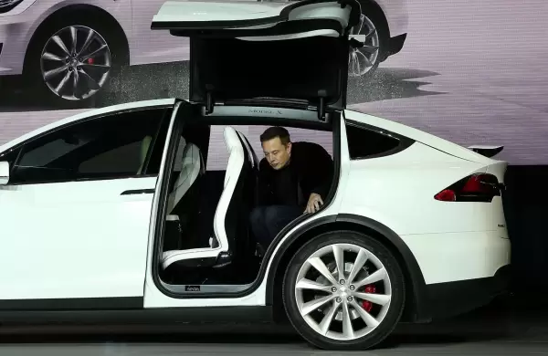 Cambia, todo cambia: Elon Musk ya vale menos de 200 mil millones de dlares y vende acciones de Tesla