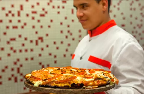 Unas 2500 pizzas por día y 500 porciones de fainá: este clásico de Buenos Aires se renueva y sin perder su mística