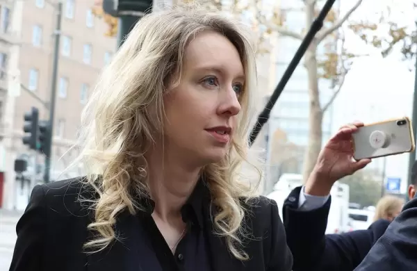 Elizabeth Holmes, la multimillonaria ms joven hecha a s misma, fue condenada a  11,25 aos de prisin