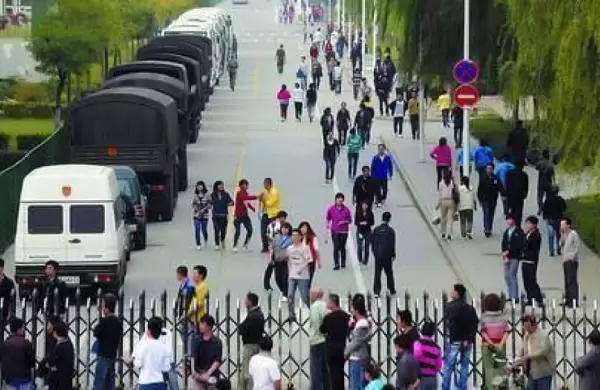 Videos: Una batalla campal en la fábrica de iPhone más grande de Apple sacude las acciones de la empresa