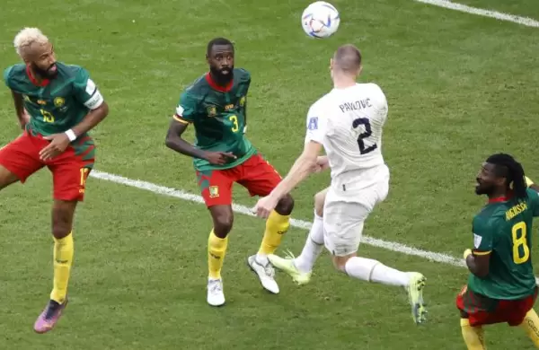 Serbia y Camerún empataron en un partido electrizante