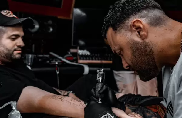 Comenz como artista urbano y hoy maneja una de las cinco mejores tiendas de tatuajes de Miami