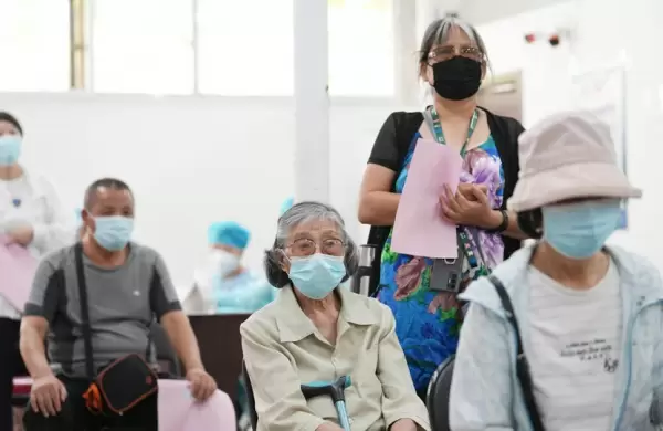 Por las protestas por los confinamientos, China busca acelerar la vacunación de personas mayores