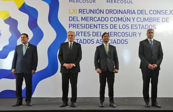 "Cuando las reglas se incumplen, alguien est rompiendo", dijo Fernndez y Lacalle Pou pidi "el VAR de quin ha cumplido y quin no en el Mercosur"