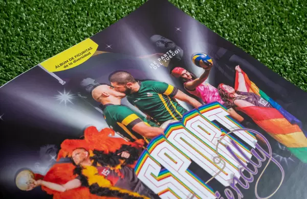 Por qué las empresas deben dejar de vender "historias falsas", según el fotógrafo francés que lanzó el primer álbum LGBTIQ+