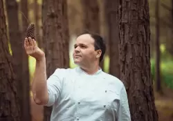 As es la propuesta del chef argentino Martn Milesi en Punta del Este: cenas efmeras de arte y gastronoma en medio del bosque