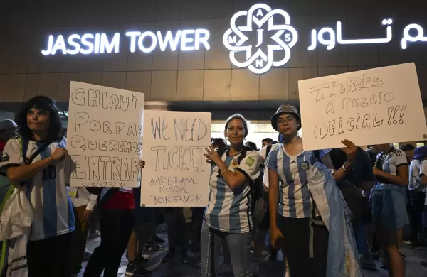 "Tickets a precios oficiales YA": El reclamo de los argentinos que fueron golpeados por gente de la AFA