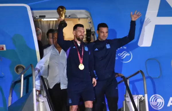 "Trajeron la copa y la Argentina está loca": Así fue la llegada de los campeones del mundo al país que los vio nacer