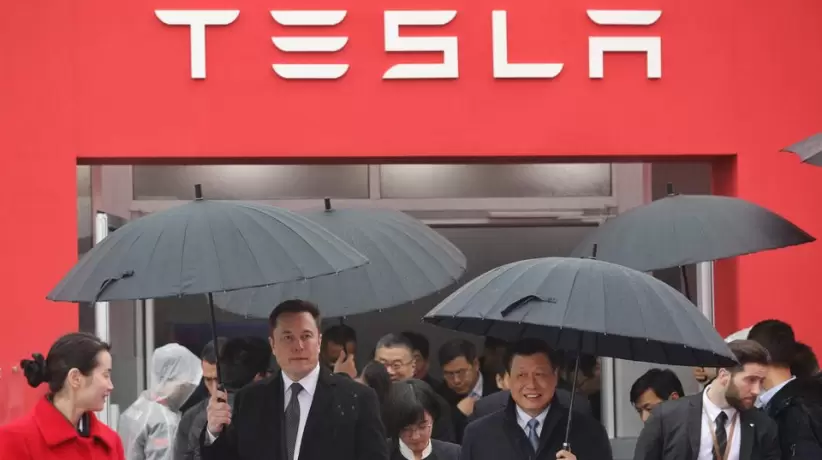 Tesla abre el paraguas.