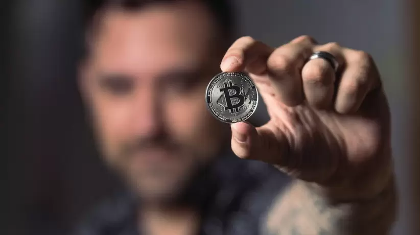 Persona Sosteniendo La Moneda Bitcoin De Plata