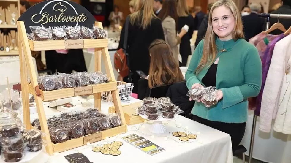 Carolina Mila junto a su marca de alfajores Barlovento. Foto: Gentileza.