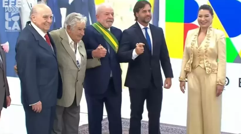 Lula exultante junto al Presidente Lacalle Pou y los ex presidentes José Mujica