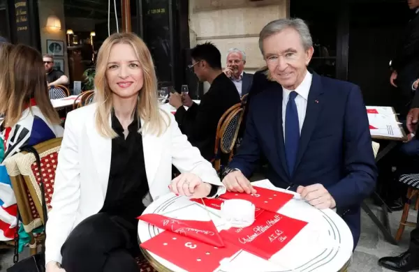 El hombre ms rico del mundo reorganiza su imperio para empoderar a su familia y las acciones se disparan