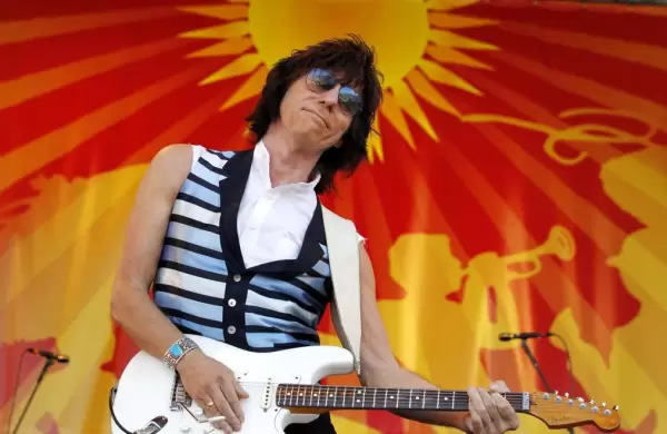Así tocaba Jeff Beck, uno de los mejores guitarristas de todos los tiempos, quien murió a los 78 años