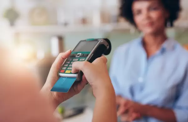 La región deja atrás el efectivo: aumenta el uso de tarjetas contacless, pagos con QR y el "tap on phone"