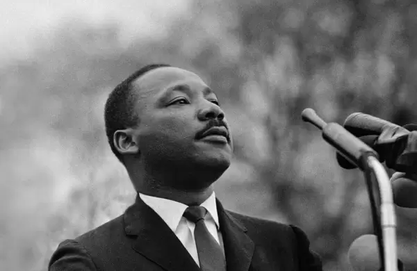 Por qué no se achicó la brecha de riqueza étnica desde la muerte de Martin Luther King: una mirada a las cifras