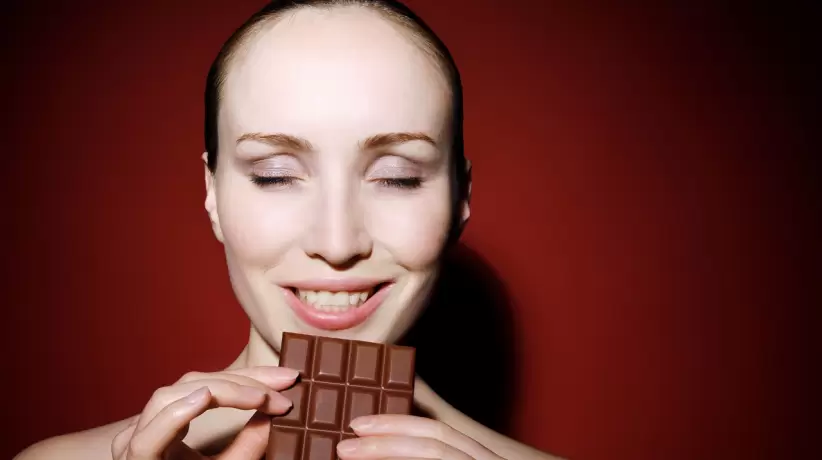 mujer, comiendo, chocolate
