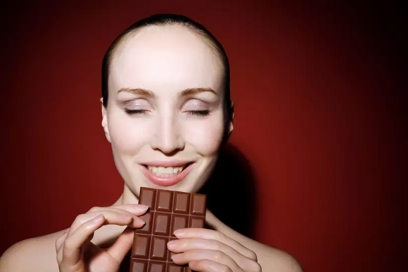 mujer, comiendo, chocolate