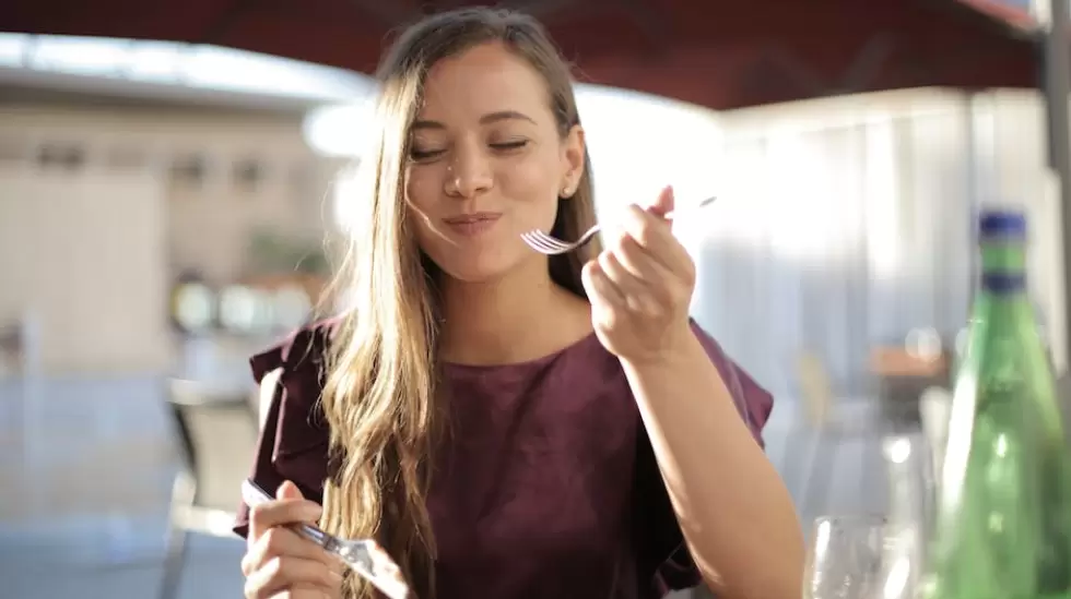 Mujer De Prpura Comiendo