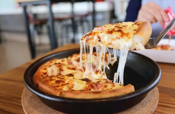 Hoy es el día de los fanáticos de la pizza: Cuatro destinos, ocho restaurantes y cuál es la más popular de la Argentina