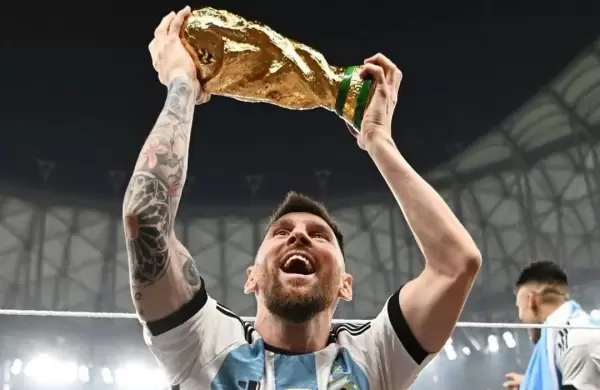 La historia detrás de la copa que levantó Messi en la foto más likeada del mundo