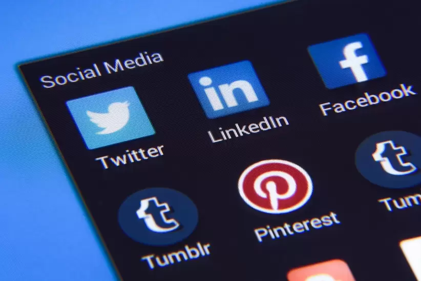 medios de comunicación social, facebook, gorjeo, linkedin