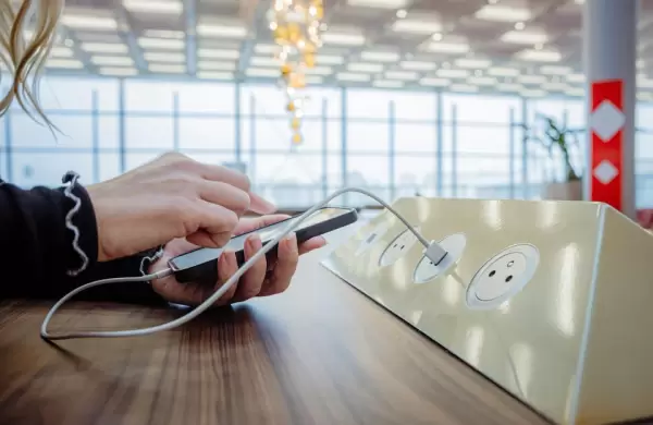 As es cmo plantan malware en tu telfono en aeropuertos y hoteles a travs de puertos USB