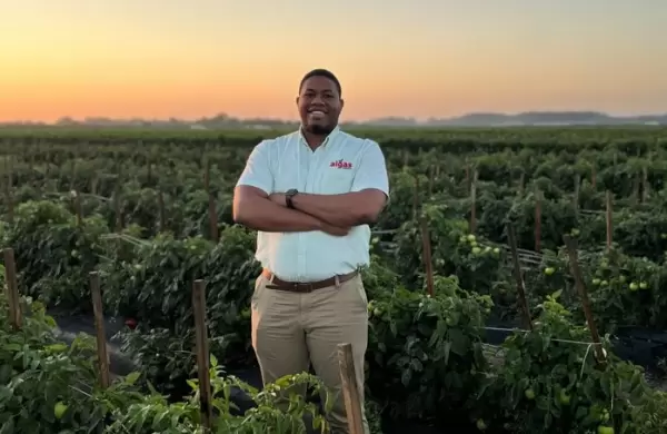 Tiene menos de 30, fund una empresa que convierte algas marinas en fertilizantes y est salvando al planeta