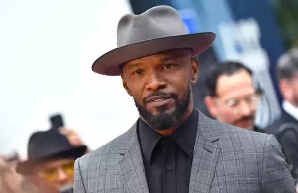 Mientras las celebridades rezan por él, qué es lo último que se sabe sobre la salud de Jamie Foxx