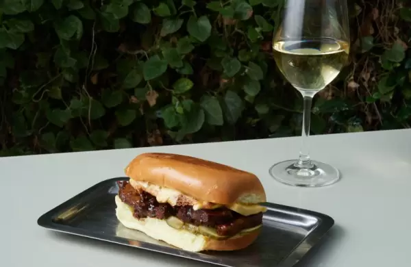 Cómo es el bar de vinos que reversionó el street food en Villa Crespo y que pronto llegará a Belgrano