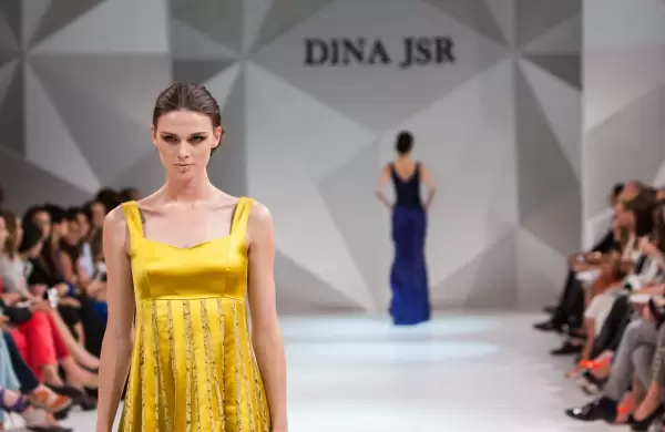 Dentro del lujoso mundo de los desfiles de moda "de destino"