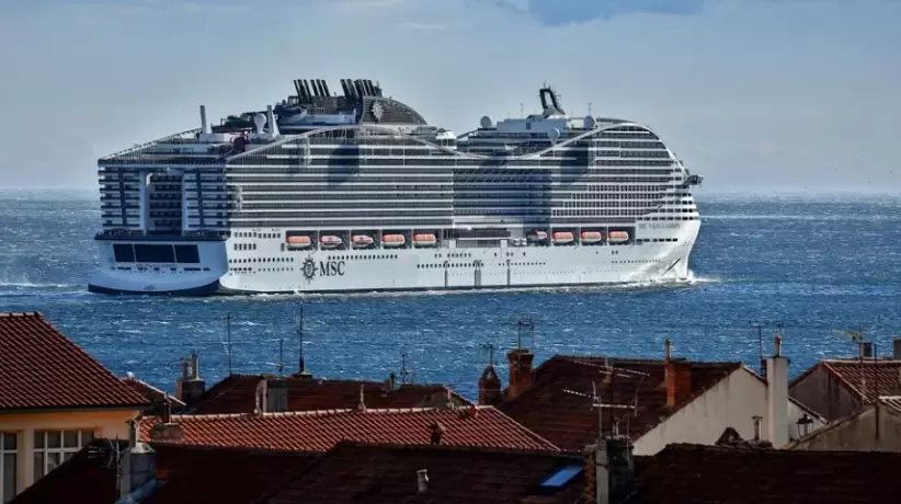 El crucero MSC World Europa sale del puerto mediterrneo francs de Marsella.