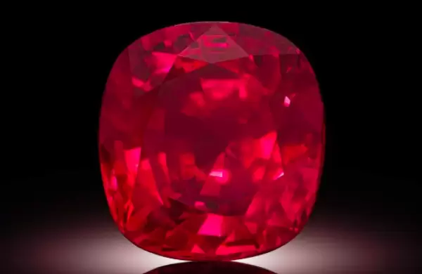 Un rub de 55 quilates y un diamante rosa de 10 quilates alcanzan un rcord de USD 34,8 millones cada uno en Sotheby's
