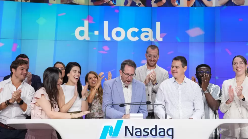 El equipo de dLocal toca la campana en el Nasdaq. Foto: dLocal