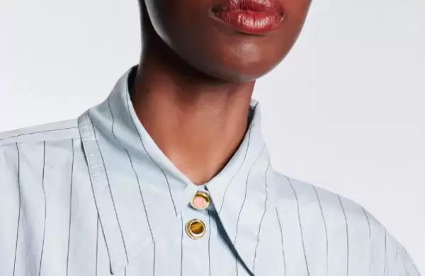 Los cubrebotones son las nuevas joyas de la moda italiana