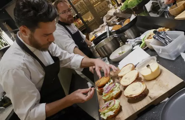 Cmo es el "pollo cultivado en laboratorio" que Estados Unidos acaba de autorizar y se consume en rests de lujo