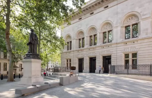 La galería de retratos más grande del mundo reabre después de una importante renovación de tres años