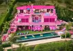 Dentro de la imponente "Casa de Barbie" de Airbnb en Malib