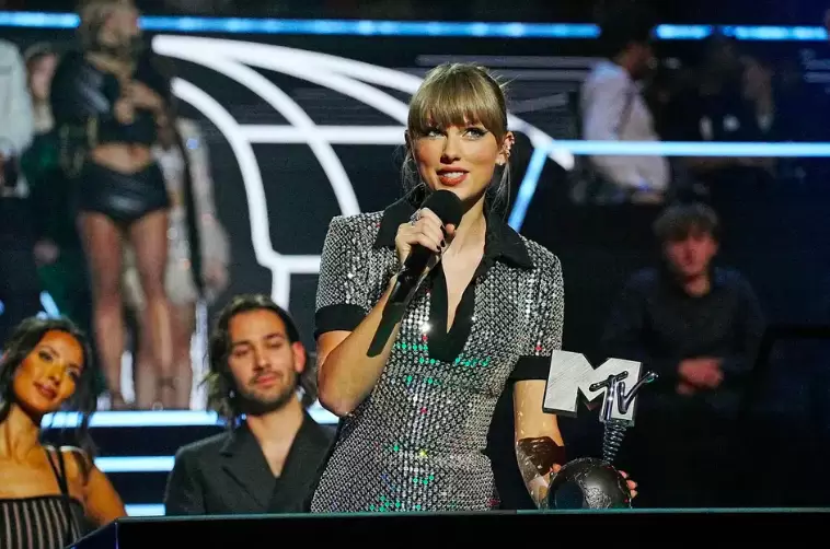 Taylor Swift acepta un premio en el escenario durante el MTV Europe