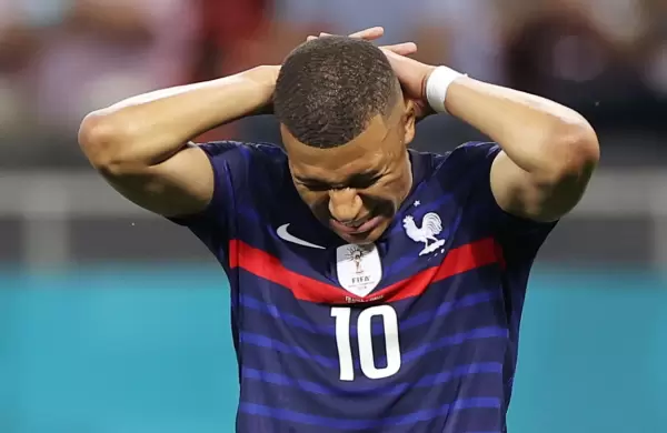 El PSG "escucha ofertas" por Mbappé tras bajarlo de una gira por Asia